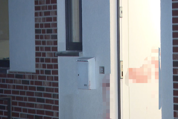 Die Eingangsbereich der Wohnung ist mit Blut verschmiert.