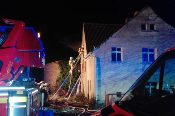 Die Feuerwehr hatte versucht, sich von Innen Zugang zu dem Brand zu verschaffen. Die Holztreppe im Treppenhaus war da aber schon komplett zerstört, weshalb von außen gelöscht werden musste.