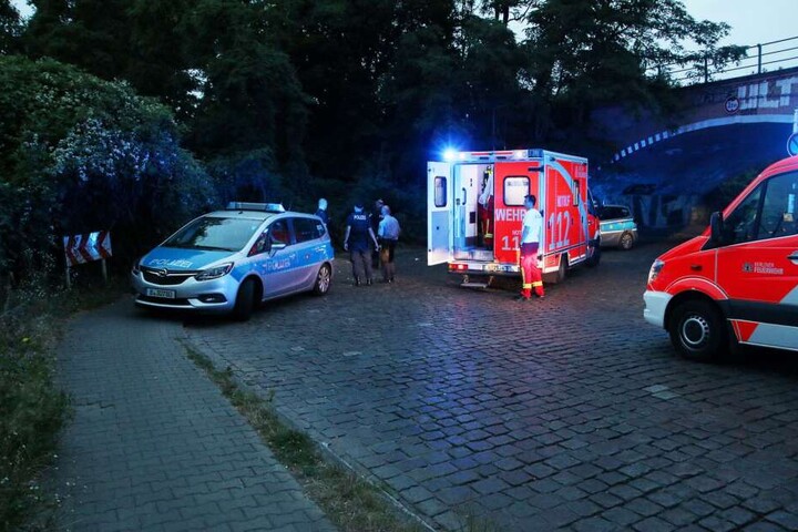 Alarmierte Rettungssanitäter versorgten die Frau und brachten sie anschließend ins Krankenhaus.