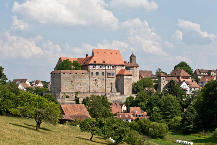 Das beschauliche Cadolzburg im Landkreis Fürth wurde zum Tatort einer Attacke auf zwei Frauen. (Archivbild)