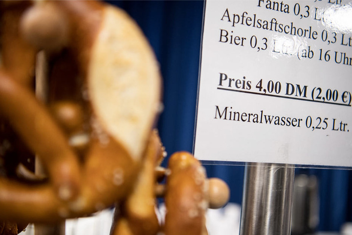 Skurriles Detail: Die Preise für die Verpflegung wurden auf dem Parteitag teils in D-Mark ausgewiesen.