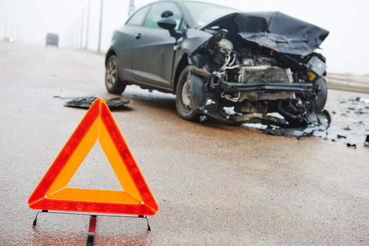 Die beiden Autos waren auf einer Kreuzung in Limbach-Oberfrohna zusammengestoßen. (Symbolbild)