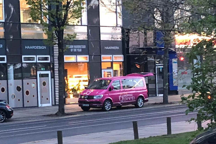 Am Abend steht der Bus vorm ehemaligen Art'otel.