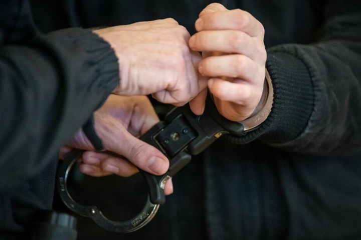 Der Mann wurde festgenommen und sitzt derzeit in Untersuchungshaft. (Symbolbild)