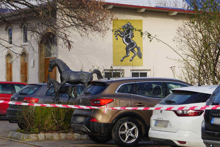 Güglingen: Absperrband vor einer Zufahrt.