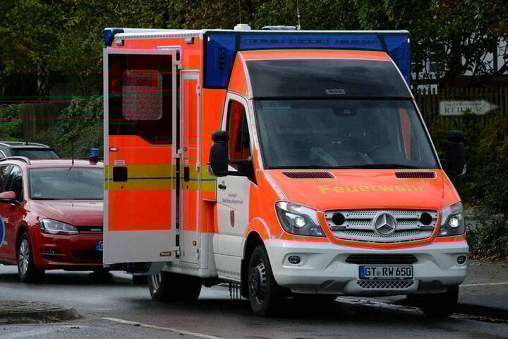 Ebenso wurde ein Rettungswagen alarmiert. Zwei Personen erlitten leichte Verletzungen.