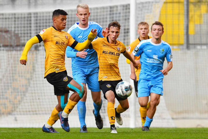 Junioren-Ball gegen Chemnitz: Ransford Königsdörffer (l.) und Christoph Schurz (v.) decken den Ball vor CFC-Kicker Jan-Pelle Hoppe ab.