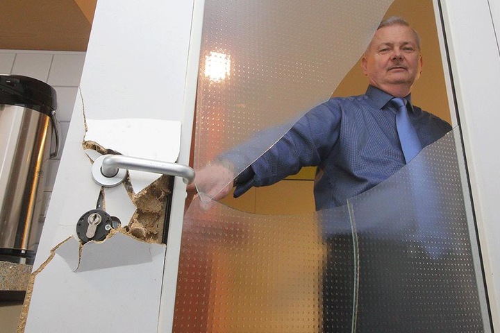 Vereins-Chef und Tanztrainer Peter Lehmann (64) zeigt die Schäden, welche die Einbrecher im Tanzsportclub Casino Dresden hinterließen.