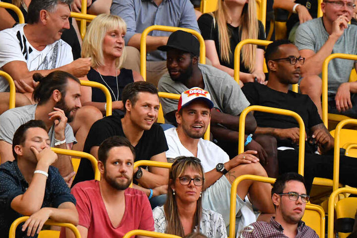 In Sachen Kader traf es unter anderen Erich Berko (oben 2.v.r.) und Pascal Testroet (zweite Reihe 1.v.r.), die sich auf der Tribüne wiederfanden.