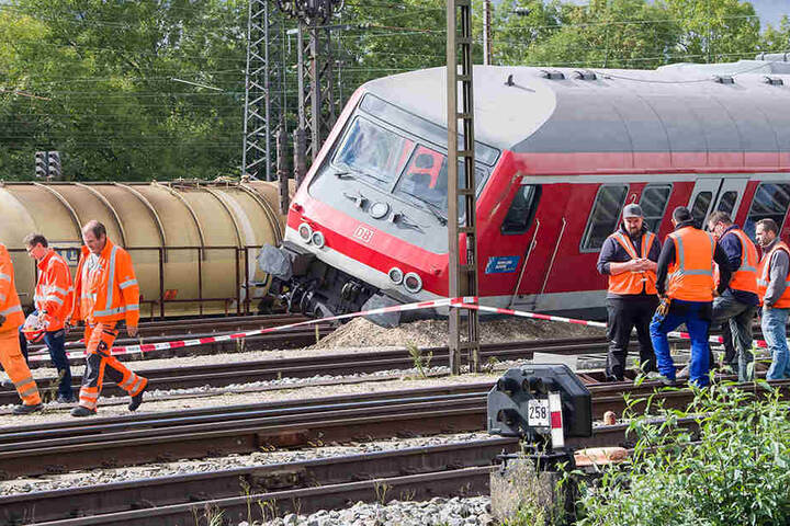 In dem einen Zug saßen 13 Reisende.