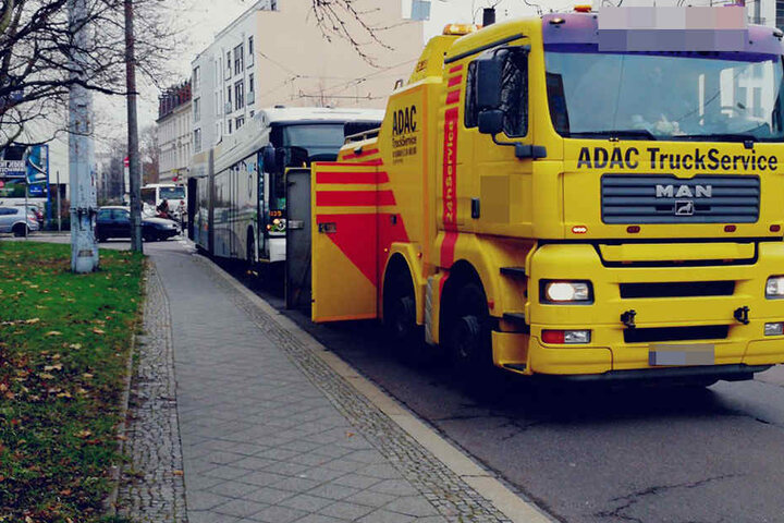 Der Bus war nicht mehr fahrtüchtig, musste vom ADAC abgeschleppt werden.