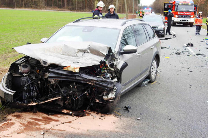 Auch der Skoda wurde bei dem Crash schwer beschädigt.