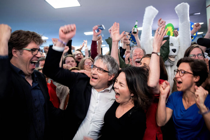 Michael Kellner (e.v.l.), Sven Giegold, Annalena Baerbock und Hannah Neumann jubelten nach der Bekanngabe der ersten Prognose der Europawahl.