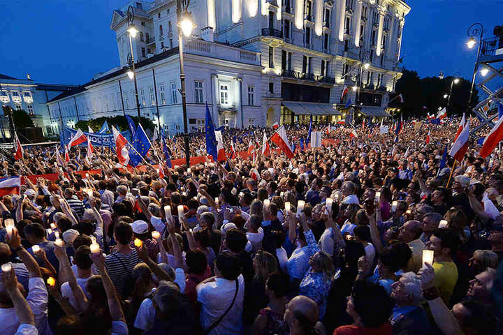 Anhänger der Opposition demonstrieren am 20. Juli 2017 vor dem Präsidentenpalast in Warschau gegen die Justizreform. Polens Regierung hat ihre umstrittene Justizreform trotz Sanktionsdrohungen der EU-Kommission vorangetrieben.