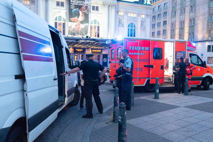 Polizisten begutachten einen Transporter nahe dem Hauptbahnhof.