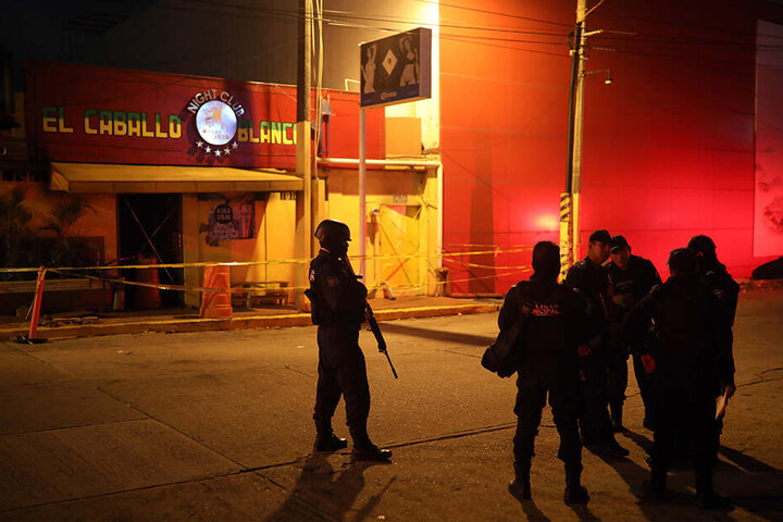 Offenbar bei einem Brandanschlag auf eine Table-Dance-Bar sind in der mexikanischen Hafenstadt Coatzacoalcos mindestens 23 Menschen getötet worden.