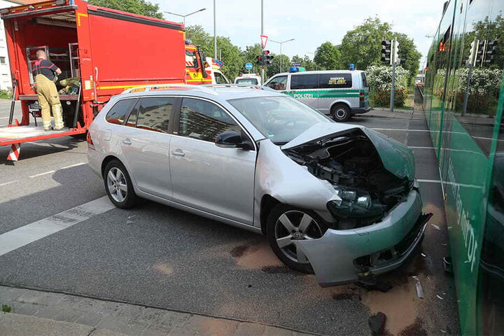 Der VW Golf wurde erheblich beschädigt.
