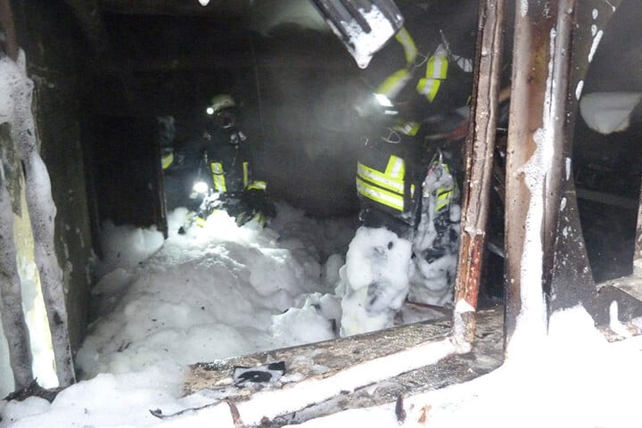 Die Feuerwehr bekämpfte die Flammen mit Schaum.