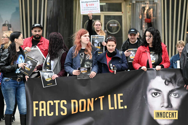 Fans protestieren mit einem Banner gegen die Ausstrahlung der umstrittenen Dokumentation "Leaving Neverland".