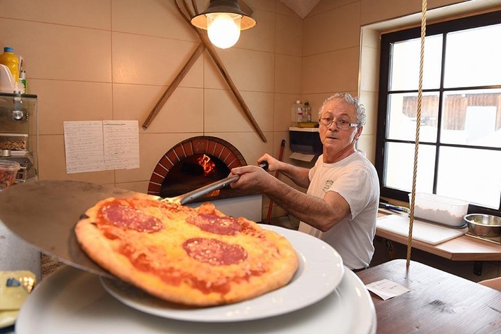 Pizza und Bäcker sind echt italienisch: Giuseppe Seminara (62) kommt aus Palermo. Die Hotelküche teilt er sich mit deutschen Kollegen.