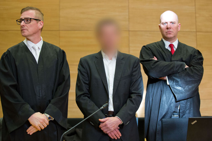 Der Angeklagte (Mitte) bestand bis zum Schluss darauf, dass er unschuldig ist. Trotzdem wurde er jetzt wegen Mordes verurteilt.