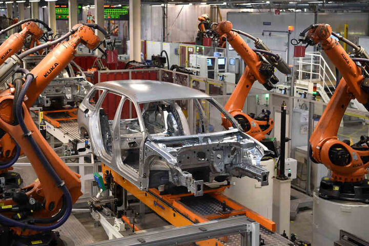 Roboter arbeiten im Volkswagen Werk in Emden an einer Karosserie. (Symbolbild)