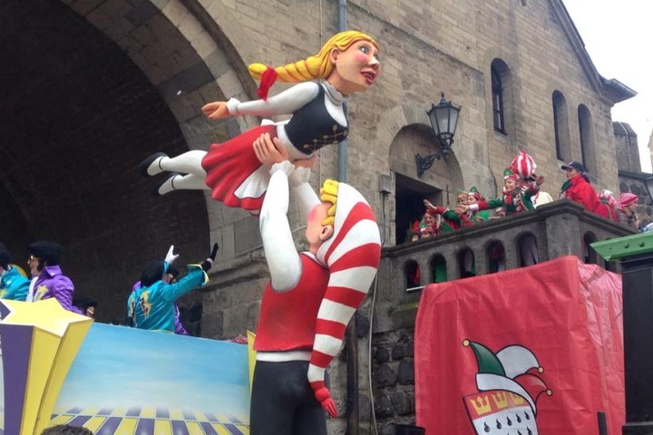Seit 10 Uhr sind die Wagen des Rosenmontagszugs in Köln unterwegs.