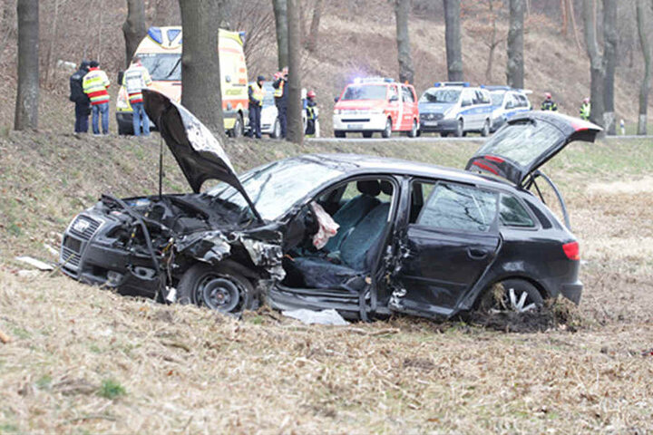 Der Audi wurde bei dem Zusammenstoß stark beschädigt.