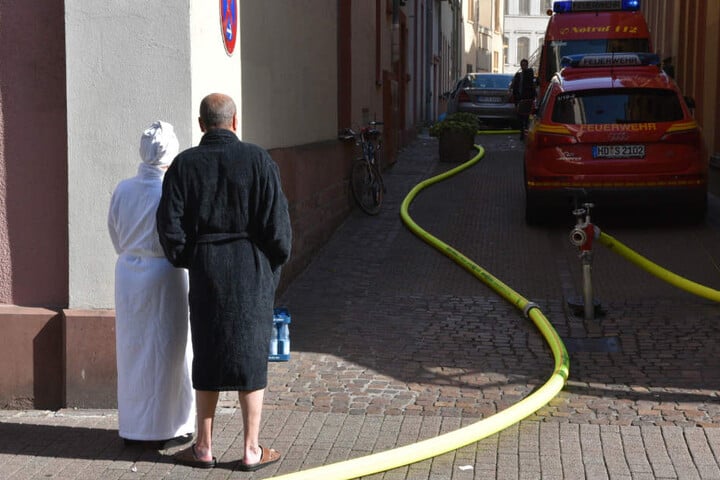 Insgesamt wurden 85 Menschen aus dem Hotel und umliegenden Häusern evakuiert.