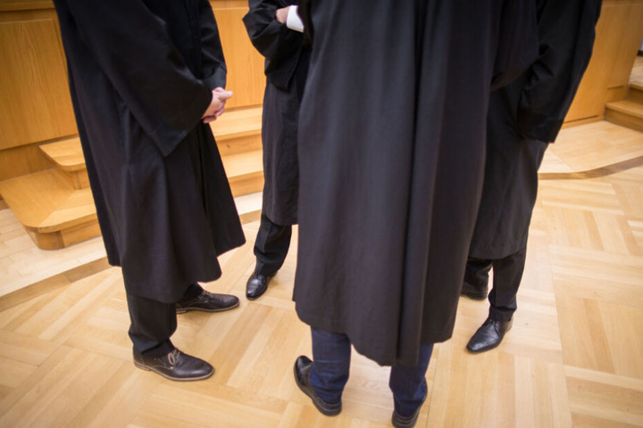 Die Frau entschuldigte sich tränenreich bei Nebenklägern und Hinterbliebenen (Symbolfoto).