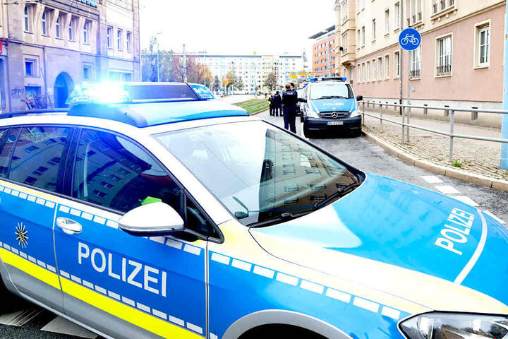 Der Polizei-Einsatz in der Chemnitzer Innenstadt dauert an.
