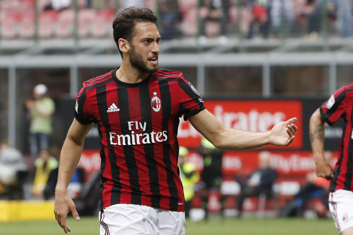 Hakan Calhanoglu (24) spielte schon für den Hamburger SV und Bayer Leverkusen in der Bundesliga, wechselte im Sommer 2017 dann zum AC Mailand. Schon damals war RB Leipzig an ihm interessiert.