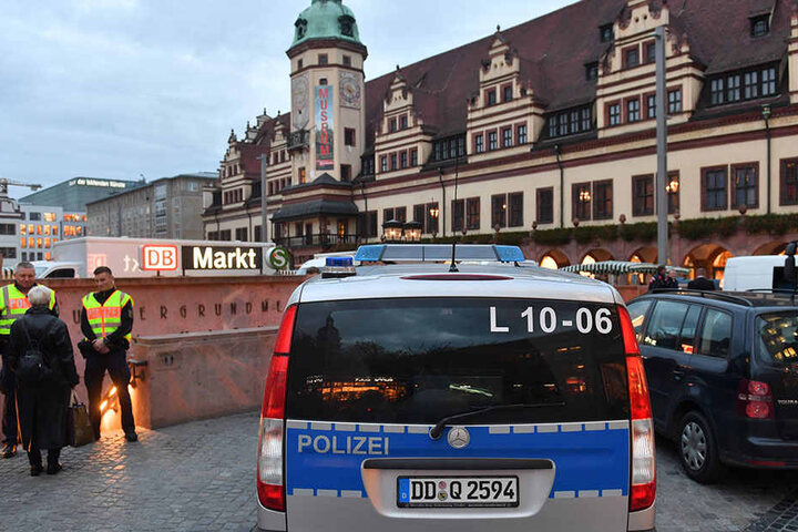 Die Einsatzkräfte sind mit einem Großaufgebot vor Ort.