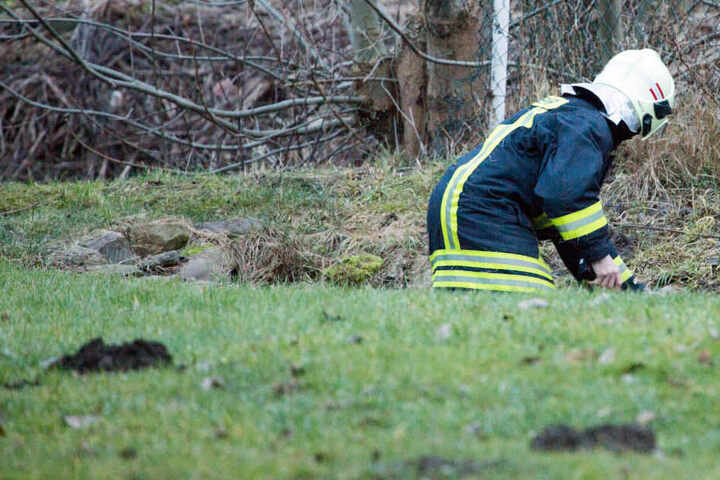 Ein Feuerwehrmann durchsucht den Pöhlbach.
