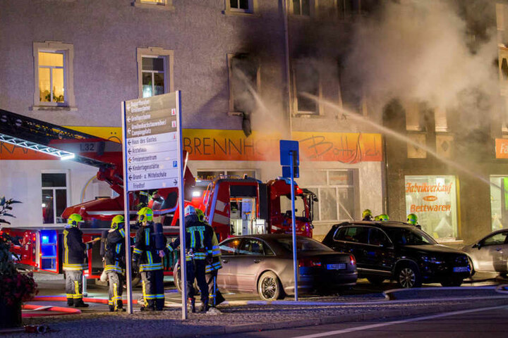 Zwölf Menschen sind bei einem Feuer in einem Mehrfamilienhaus in Ehrenfriedersdorf (Erzgebirgskreis) verletzt worden.