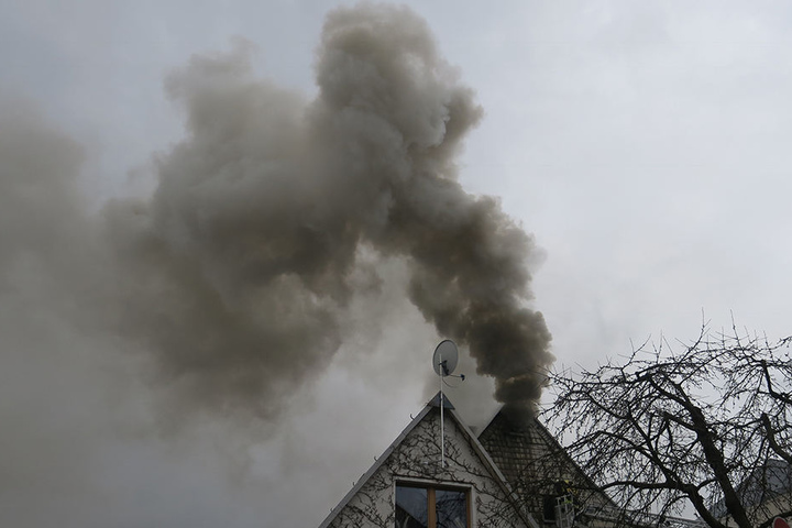 Aus dem Haus drang eine riesige Rauchwolke nach außen.