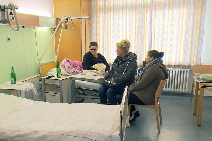 Calantha (li.) wird bald ihr Baby bekommen; Mama Silvia und Schwester Sarafina sind an ihrer Seite.