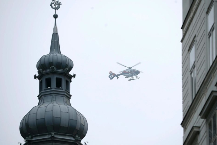Auch ein Hubschrauber wurde bei der Suche nach dem Täter eingesetzt.