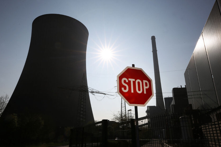 Vor dem Kohlekraftwerk der Steag steht ein Stop-Schild.
