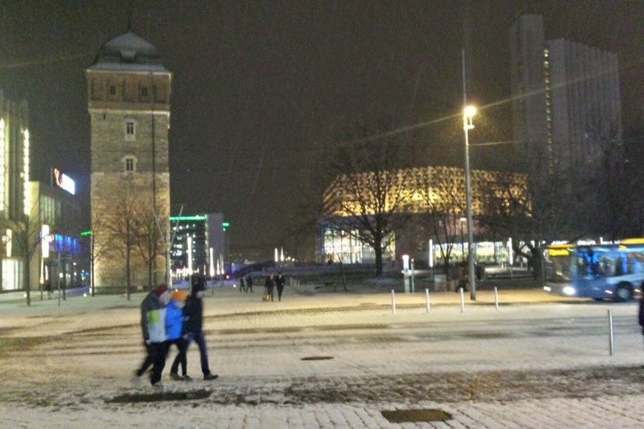 Der Rote Turm und Stadthallenpark in Chemnitz am Abend schön verschneit.