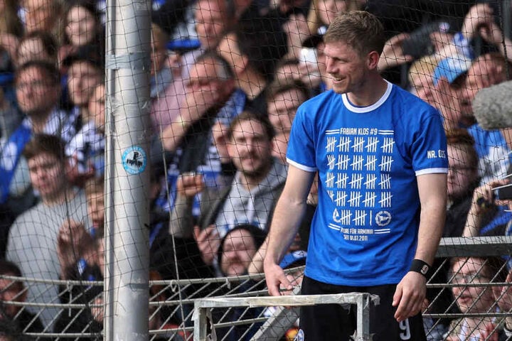 Fabian Klos ließ sich von den Fans auf dem Zaun zu seinem Meilenstein feiern.