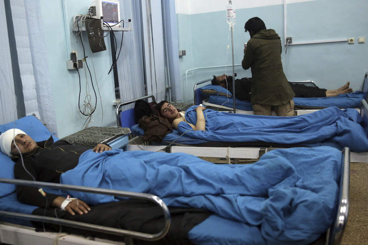 Bei einem Autobomben-Anschlag in der Nähe eines Ausländerviertels von Kabul sind am Montag mindestens vier Menschen getötet und Dutzende verletzt worden.