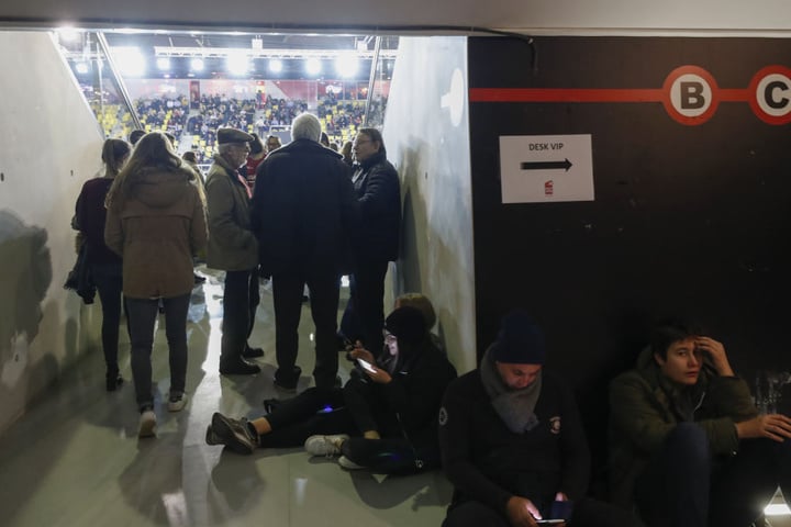 Menschen warten nach einem Basketballspiel im Rhenus-Sportstadion darauf, das Stadion verlassen zu können.