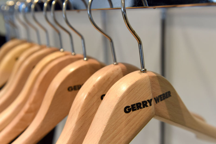 Weil einige Gerry-Weber-Läden demnächst schließen werden, wird es auch leere Kleiderbügel geben.