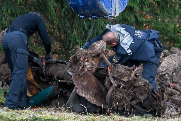 Bei Grabungen konnten die Beamten das Wrack eines Volkswagens aus dem Erdboden holen.