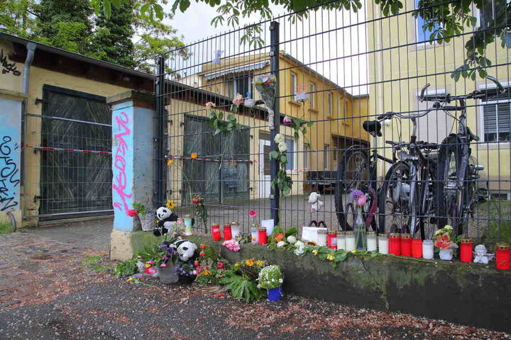 Vor dem Haus wurden nach der tat Blumen und Kerzen abgelegt.