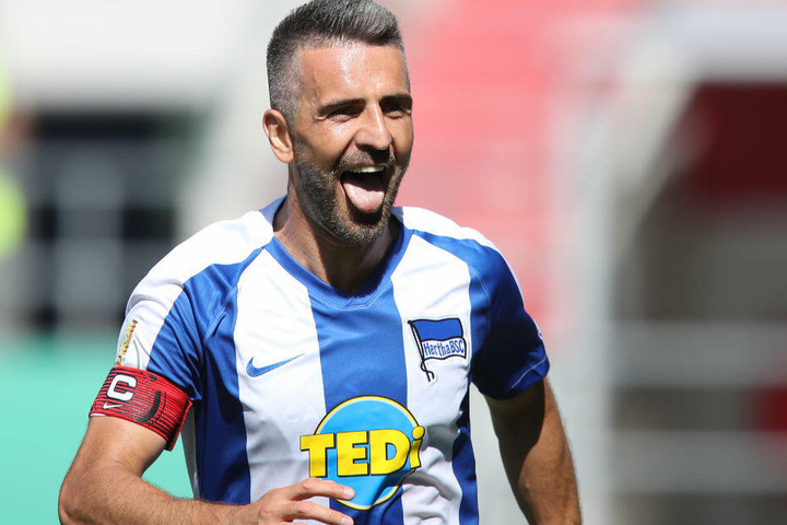 Vedad Ibisevic bejubelt seinen Treffer zum 2:0 im DFB-Pokal.