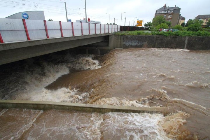 Im Juni 2016 wurde die Weißeritz durch starke Regenfälle zum tosenden Fluss.