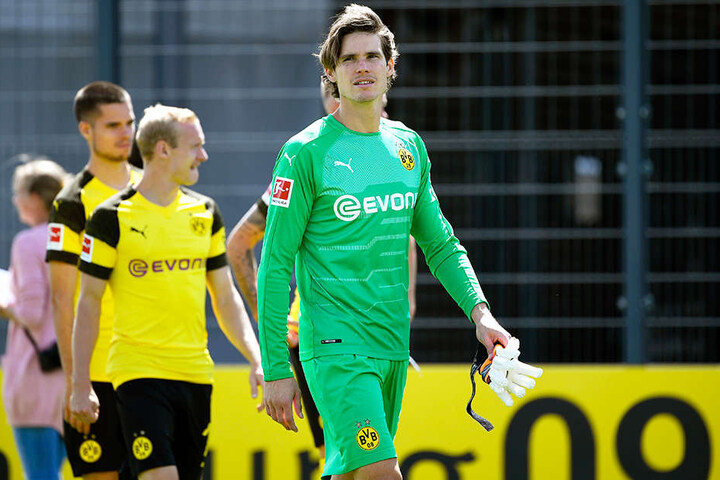 Marwin Hitz (r.) wird am Samtagabend anstelle des verletzten Roman Bürki im BVB-Tor stehen.