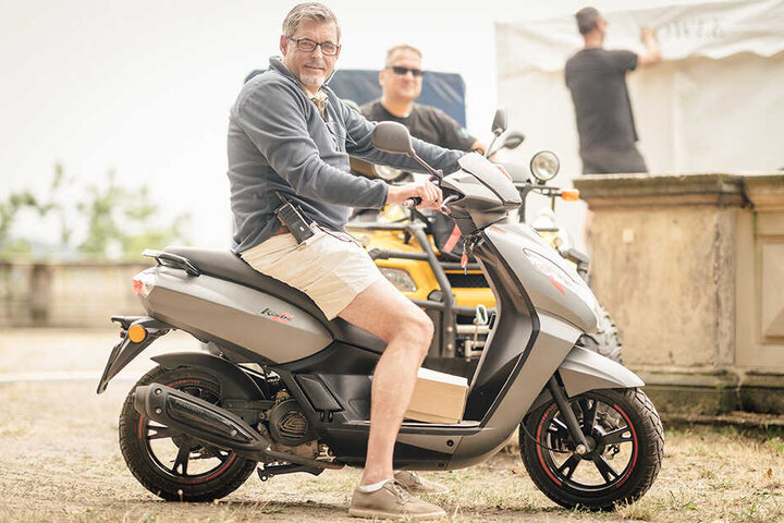 Projektmanager Arne Heydtmann (54) kurvt den ganzen Tag mit einem Roller von einem Veranstaltungsort zu nächsten: "Zu Fuß wär's ein Marathon."